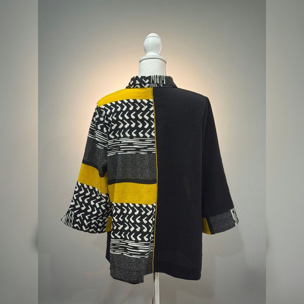 B/W Abstract Colorblock Button-Down Top Size M EUC - Picture 2 of 8